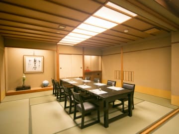 和情緒漂う完全個室×食前酒サービスで心温まる宴を | 【2名～30名様/完全個室確約★大人数でお祝いプラン】 食前酒付き！大切な日を彩る旬魚づくしの「おまかせ会席」で特別なひととき★仙台・五橋駅から徒歩8分