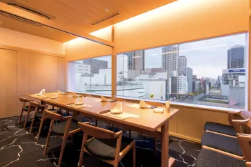 JR三宮駅すぐ。ご家族みんなの笑顔があふれる、お食い初めのお祝いに | 【個室確約×お食い初めランチ】伊勢海老料理を堪能できる全10品｜お食い初め膳＆メッセージカード対応｜JR三宮駅徒歩1分・絶景を眺めながらお子様の健やかな成長を祝う特別なひととき