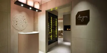 越前和紙と桜の舞う、特別なひとときを | 【最大8名までの個室確約★結納・顔合わせプラン】福井の旬の恵みを贅沢に味わうフレンチフルコース全6品＋記念撮影＋引き出物のご紹介特典付き＋メッセージ付きプレート追加可★ご両家の大切なひとときをホテルリバージュアケボノで上質に演出