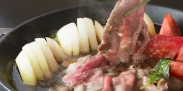 名物トマトすき焼きと季節の懐石でお祝いする贅沢なひととき | 【最大10名×個室確約★お祝いディナープラン】トマトすき焼き含む全6品+乾杯用スパークリングワイン★京橋駅直結の日本料理店でおもてなし