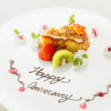 大切な方へ想いを込めたメッセージプレート | 【異国情緒に包まれた記念日ディナーフレンチコース】北野プラザ六甲荘の名店！ビーフ＆旬の魚料理を堪能するSouvenirコース全6品＋ワンドリンク＋メッセージプレート+記念写真サービス