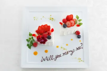 お祝いの席を豪華に演出するパティシエ特製デザインプレート | 6名～20名様【個室確約×顔合わせプラン】懐石イタリアンコース全7品★乾杯ドリンク＋パティシエ特製メッセージプレート付★西新宿のシティビューを望む贅沢空間