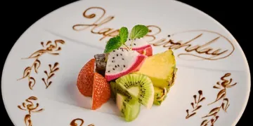 特別なデザートで感動を伝えるサプライズ | 【メッセージ付きプレートセット★アニバーサリーディナー】A5黒毛和牛サーロイン×新鮮魚介の極上鉄板コース全3種★ペアリング選択可★代官山のラグジュアリー空間で過ごす特別な夜