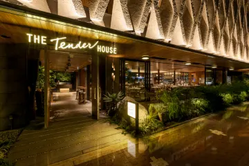 木の温もりを感じられる落ち着く空間 | 【12月19日～25日限定★チャペル貸切×クリスマスプロポーズプラン】ディナーコース全8品＋12本のバラの花束★白銀台駅から徒歩5分★思い出に残る特別な1日★