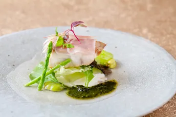 季節の味覚が織りなす華やかな和食会席 | 【夜景席確約 アニバーサリーディナープラン】旬の味覚を贅沢に味わう～花会席～全9品+乾杯酒+メッセージプレート★モダンな和食会席に舌鼓★福岡市を一望する桜坂ONOで記憶に残るアニバーサリーを