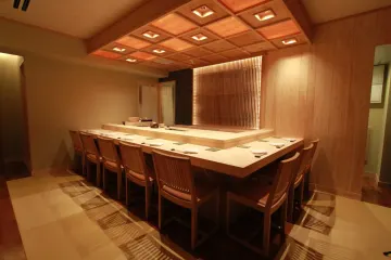 記念日にふさわしい極上の寿司で特別なひとときを | 【アニバーサリーディナープラン】店主こだわりの豪華おまかせコース★厳選寿司10貫と特選おつまみなど＋乾杯スパークリングワイン付き★木の香り漂う中目黒の名店で特別なひとときを