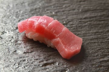 厳選された旬のネタが味わえるおまかせコース | 【アニバーサリーディナープラン】店主こだわりの豪華おまかせコース★厳選寿司10貫と特選おつまみなど＋乾杯スパークリングワイン付き★木の香り漂う中目黒の名店で特別なひとときを