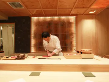 カウンターで過ごす至福の時間と乾杯用スパークリングワイン | 【アニバーサリーディナープラン】店主こだわりの豪華おまかせコース★厳選寿司10貫と特選おつまみなど＋乾杯スパークリングワイン付き★木の香り漂う中目黒の名店で特別なひとときを