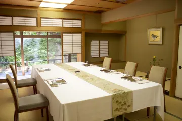 趣ある個室で過ごす特別なお祝い。乾杯から楽しむ飲み放題付き | 【4〜12名 個室確約×大人数のお祝いプラン】旬の食材を使用した豪華会席＋飲み放題付き★浜松の老舗旅亭で本日の主役を華やかにお祝い