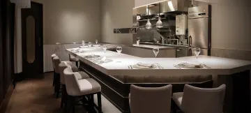 非日常への誘い〜洗練されたラグジュアリー空間 | 【Anny限定★アニバーサリーランチプラン】四季折々の厳選食材を味わう贅沢なひととき★素材の魅力、造り手の想いを紡ぐ滋味豊かなフランス料理コース＋乾杯ドリンク＋メッセージ付きプレート★外苑前駅徒歩3分の大人の隠れ家