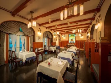 ヨーロッパの高級店を彷彿とさせる優雅な空間でアニバーサリーをお祝い | 【ホテルアニバーサリープラン】シェフ厳選・仙台牛の低温調理グリルを堪能！全6品フレンチコース「Premium Anniversary」★乾杯シャンパーニュ＆メッセージ付きホールケーキorデザート★ホテルモントレ仙台の優雅な空間でアニバーサリーをお祝い★