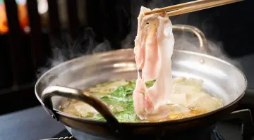 とろける旨みの「やごろう豚」のしゃぶしゃぶで心ほどけるお祝いを | 【最大8名/大人数のお祝いプラン×花束等のオプション可】とろける！鹿児島県産ブランド豚「やごろう豚」しゃぶしゃぶ＆季節野菜等を楽しむコース3種★JR線石川町駅徒歩5分