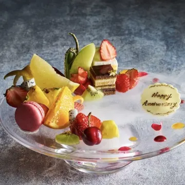 笑顔で結ぶ新たな絆★華やかな演出が叶う特典 | 【Anny限定★最大6名様 / ご両家お顔合わせランチプラン】季節の恵みを堪能〜厳選★シェフおすすめランチコース全5品＋乾杯用スパークリングワイン＋デザートプレート〜品川駅徒歩2分・天空の美食空間★品川プリンスホテル39階