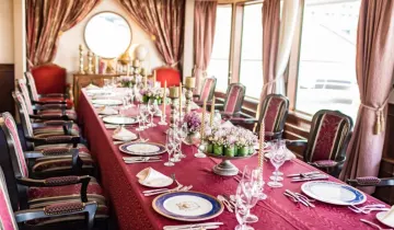 東京湾を独占する、プライベートデッキ付き個室 | 【4名様~12名様！貴賓室貸切×東京湾のサンセットクルーズ×顔合わせ・結納プラン】乾杯ドリンク×本格フレンチフルコース＆卓上装花★日の出桟橋発着のクルージング＆両家の絆が深まる特別な船上時間