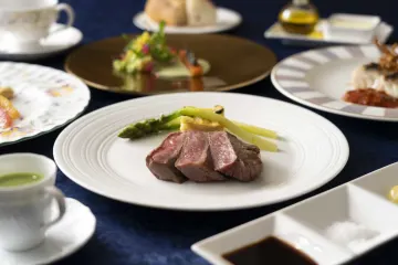 煌めく乾杯から始まる、旬を奏でる至福のフルコース | 【4名様から12名様まで！プライベートデッキ付き個室貸切×東京湾ランチクルーズ×顔合わせ・結納プラン】珠玉の本格フレンチコース×乾杯ドリンクつき★特別なご縁に船上からの祝福を×日の出桟橋発着の優雅な船旅