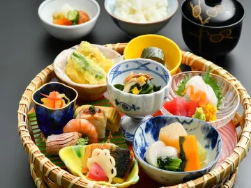 旬の味覚を堪能するランチ御膳で祝う特別なひととき | 【アニバーサリープランナーの事前打ち合わせ付き/アニバーサリーランチプラン】旬の味覚を愉しむ花水木御膳＋オーダーメイドのデザートプレート★ホテルモントレ京都で記憶に残るアニバーサリーを★