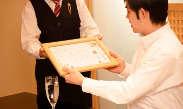 想いを届ける、メッセージカードのサプライズで心に残る演出を | 【最大6名◆大人数のお祝いランチ】伊勢海老料理を贅沢に堪能できる全10品＋メッセージカード対応｜神戸ハーバーランドの絶景ロケーションで、人生の節目を祝福