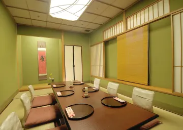和情緒あふれる完全個室をご用意 | 【5〜30名様/個室確約×結納･顔合わせプラン】季節感あふれる懐石ランチ全6品★有馬・老舗旅館のおもてなしを★西梅田駅より徒歩1分の好立地で～寛楽～