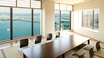 和情緒溢れる居心地の良いプライベート空間で笑顔溢れるひとときを | 【4〜8名様 / レイクビューの個室確約★ご結納・ご両家お顔合わせランチプラン】美食の饗宴×心尽くしのおもてなし〜ハレの日を彩るお祝い会席★びわ湖大津プリンスホテル36階