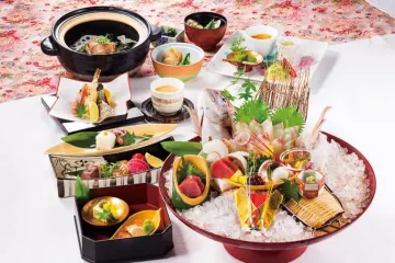 慶事にふさわしい華やかな会席料理でご両家の縁を祝福 | 【最大30名◆個室確約 結納・お顔合わせプラン】鯛の姿造り含む華やかな極上懐石全9品＋乾杯ドリンク＋メッセージデザートプレート★ラゾーナ川崎で迎える晴れやかな両家の門出