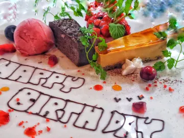 笑顔の花咲くお祝い特典！メッセージプレート＋花束 | 【半個室確約×アニバーサリー/顔合わせプラン】銀座で特別な日をお祝い！最高級国産A5黒毛和牛を含むイタリアン全6品＋メッセージプレート＋花束★