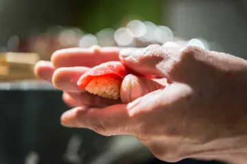 本当に旨いまぐろを、職人技とともに味わう | ランチ限定【アニバーサリープラン】飯田橋駅から徒歩5分★こだわりの鮪と旬の極上ネタを楽しむ、お任せ握りコース★粋が薫る、神楽坂の隠れ家で贅沢なひととき★