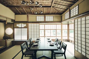 伝統工芸と歴史を感じる上質な個室確約 | 【個室確約 ご長寿お祝いプラン】九州の素材の恵みを活かしたフルコース+2時間飲み放題+メッセージ付きデザート★ちゃんちゃんこ貸出★アニバーサリープランナーのサポート★ご家族の集合写真撮影★大正ロマン薫る和個室で節目のお祝いを★高宮駅徒歩5分