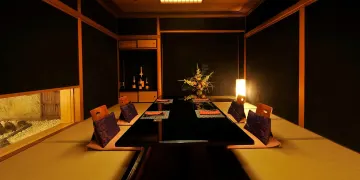 多彩な個室空間で叶える周囲を気にせず寛げるご両家ご会食 | 【最大14名様 / 完全個室確約★顔合わせディナー】選べる3種の豪華コース！旬魚or鮑or伊勢海老×熟成黒毛和牛★名古屋駅近くの上質なプライベート空間でご両家ご会食