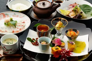 豪華食材をこだわりの技で彩ったお祝い懐石 | 【個室確約×プロポーズプラン】リムジン周遊＆極上懐石ディナー★乾杯スパークリング＋11本のバラ＋メッセージ付きデザート＋記念撮影付き★サンシャイン60の夜景と共に最高のサプライズを演出！