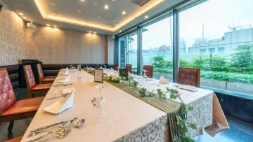 慶事にふさわしい洗練された個室空間　 | 最大20名様ご利用可【専用個室利用★結納・顔合わせプラン】華やかな全8品イタリアンコース＋乾杯シャンパン＋メッセージプレート★装花の卓上コーディネイト＋記念写真ワインボトル付き★新宿三丁目駅直結