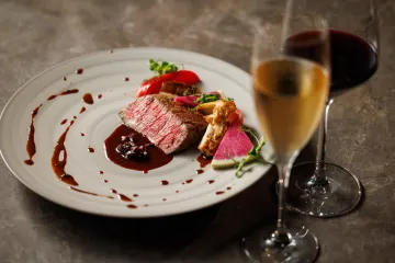 記念日すべきディナーを彩る豪華なお料理の数々 | 【夜景×東京タワーView個室確約・バラの花束付】感動プロポーズディナープラン★ステーキを堪能するコース全7品＋アニバーサリーフラワープレート＆乾杯シャンパン