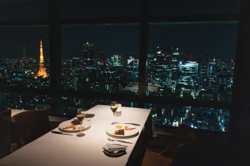 最高のプロポーズを演出！東京タワーと煌びやかに光り輝く夜景を望む個室 | 【夜景×東京タワーView個室確約・バラの花束付】感動プロポーズディナープラン★ステーキを堪能するコース全7品＋アニバーサリーフラワープレート＆乾杯シャンパン