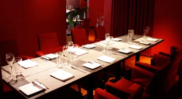 プライベートが保たれたスタイリッシュな半個室 | 【半個室確約 接待・会食プラン】季節の食材を贅沢に使用したフレンチディナーコース＋90分間フリードリンク付き★神戸の街を一望する上質な空間★元町駅徒歩4分の好立地