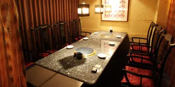 お祝いにも家族の行事にも使える、プライベート感の保たれた個室 | 【個室確約】A5ランクの前沢牛を含む極上の韓国焼肉ディナー全6品★長寿祝い／各種お祝い／顔合わせに最適なプラン★メッセージプレート＋乾杯ドリンク付き★赤坂最古の老舗店