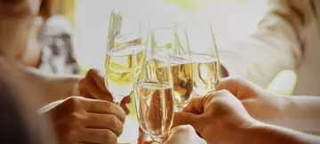 お祝いの席を華やかに彩る演出★乾杯用スパークリングワイン | 【4〜8名様 / 個室確約★ご結納・ご両家お顔合わせプラン】美しい日本庭園を臨む個室でハレの日を祝う〜心尽くしのお祝い会席全8品＋乾杯用スパークリングワイン〜ロイヤルパークホテル / 水天宮前駅直結