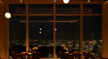 東京を一望する、光に包まれた窓際の特等席 | 【窓際席確約×TOKYO NODE最上階×アニバーサリープラン】ミシュラン星付きシェフが贈る感動の美食体験＋五感で味わうフレンチディナーコース★乾杯シャンパン×メッセージ付きプレート★虎ノ門ヒルズ直結の美景＆美食とともに贅沢なひとときを