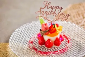 特別な記念日を彩るフォトジェニックなアニバーサリープレート | 【平日限定★地上22階×アニバーサリーランチプラン】五感で味わう美食鉄板焼きランチ全7品＋アニバーサリープレート★浦安ブライトンホテルベイ最上階★東京ベイの景色と鉄板パフォーマンスを楽しめる贅沢なランチタイム★