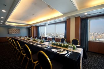 ホテル最上階からの眺望を見渡すプライベートルーム | 6名～30名様ご案内可【絶景望む★ホテルの宴会場貸切 / 結納・顔合わせプラン】旬食材で仕上げた絶品会席コース★阪急「十三駅」より徒歩5分のホテルでご家族の縁を結ぶ