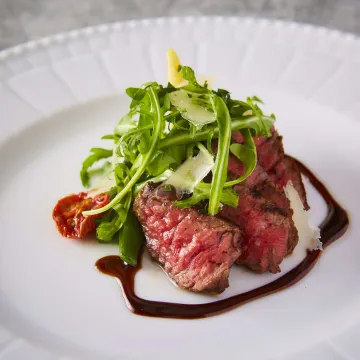 繊細に調理された本格イタリア料理★素材の魅力を楽しむ極上の美食体験 | 【4〜8名様 / 個室確約★Anny限定・ご両家お顔合わせプラン】新たな絆を育む美食のひととき〜本格イタリアンコース＋乾杯ドリンク★片岡護シェフ監修の名店 / 元町駅徒歩5分の上質空間