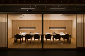 くつろぎのプライベート空間 | 【半個室確約アニバーサリープラン】京都の旬を堪能！黒毛和牛の鉄板焼きなど全8品ディナー＋シャンパーニュ含む1ドリンク＋ホールケーキ★東本願寺近くのデザインホテル★