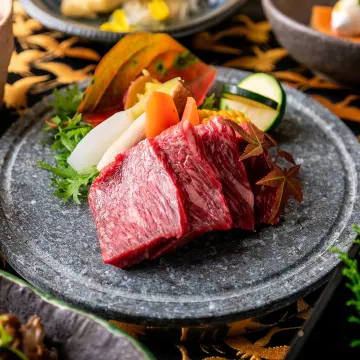 料理長渾身の肉料理が彩る肉割烹懐石 | 【個室確約×地上200mの絶景！/長寿祝い】結コース/和牛のレアカツ、本日の焼き魚、仙台牛ロースの石焼き等肉割烹懐石全10品＋選べる1ドリンクor2h飲み放題★各線新宿駅から徒歩5分