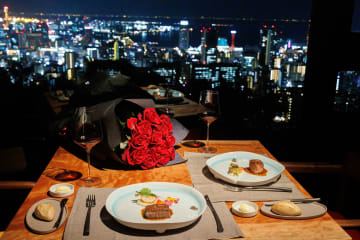 6品のフルコースとシャンパンで祝う贅沢なひととき | 【プロポーズプラン】プライベートサロン貸切＋全6品コース＋乾杯用グラスシャンパン＋108本のバラの花束★タキシードレンタルあり★神戸の夜景を眺めながら記憶に残るプロポーズを！