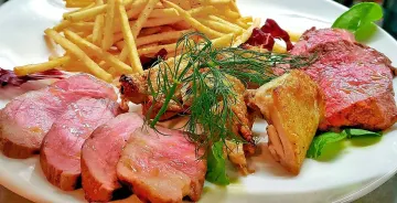 豪華な本格イタリアンが大切なお食事の席を華やかに演出 | 【半個室確約×アニバーサリー/顔合わせプラン】銀座で特別な日をお祝い！最高級国産A5黒毛和牛を含むイタリアン全6品＋メッセージプレート＋花束★