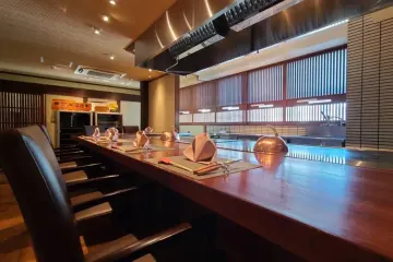 洗練と温もりを湛える空間で紡ぐ、心に残る記念日ディナー | 【個室有★アニバーサリーディナープラン】五感で楽しむ贅沢な食体験〜とろけるような舌ざわり★絶品黒毛和牛コース＋メッセージ付プレート〜春日部の名店で祝う至福の記念日