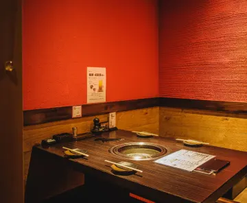 特別な日を彩るプライベートな個室席 | 【個室選択可×アニバーサリーディナー】シャトーブリアン＆極上黒毛和牛や焼肉コース★メッセージ付きプレート＋飲み放題選択可★梅田で過ごす特別なひととき