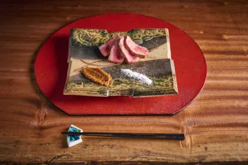 伊勢海老と和牛を味わう贅沢な全8品 | 【Anny限定アニバーサリープラン】伊勢海老と黒毛和牛の饗宴！贅沢な全8品の者コース＋メッセージ付きケーキプレート★銀座駅徒歩3分★季節の恵みを囲炉裏炭火で堪能する至福のひととき★