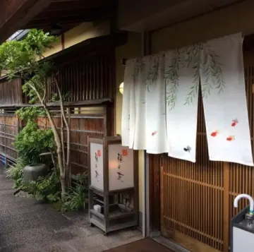 伝統と現代が融合した寛ぎの空間でお祝い | 【個室確約 アニバーサリープラン】創作お祝い懐石～福寿～★梅の花の人気メニューと季節の味覚を堪能★個室で寛ぐ贅沢なひととき