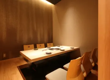 プライベート感溢れる個室で、心に残る時間を | 【個室確約×接待・会食プラン】A4ランク以上の極上黒毛和牛、シャトーブリアンを堪能する贅沢焼肉ディナーコース★お土産つき＋飲み放題選択可★西九条で特別な夜を