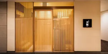 慶事でのご利用にふさわしい気品あふれる和空間 | 【最大6名 個室確約×結納･顔合わせプラン】お造り2種・てんぷら8種など豪華てんぷらランチコース＋乾杯スパークリング★ ホテルアラマンダ青山★趣のある店内で家族水入らずのひと時