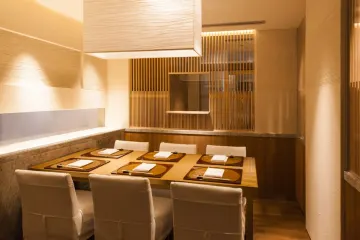 周囲に気兼ねなくお顔合わせできるプライベート空間をご用意 | 【最大6名 個室確約×結納･顔合わせプラン】お造り2種・てんぷら8種など豪華てんぷらランチコース＋乾杯スパークリング★ ホテルアラマンダ青山★趣のある店内で家族水入らずのひと時
